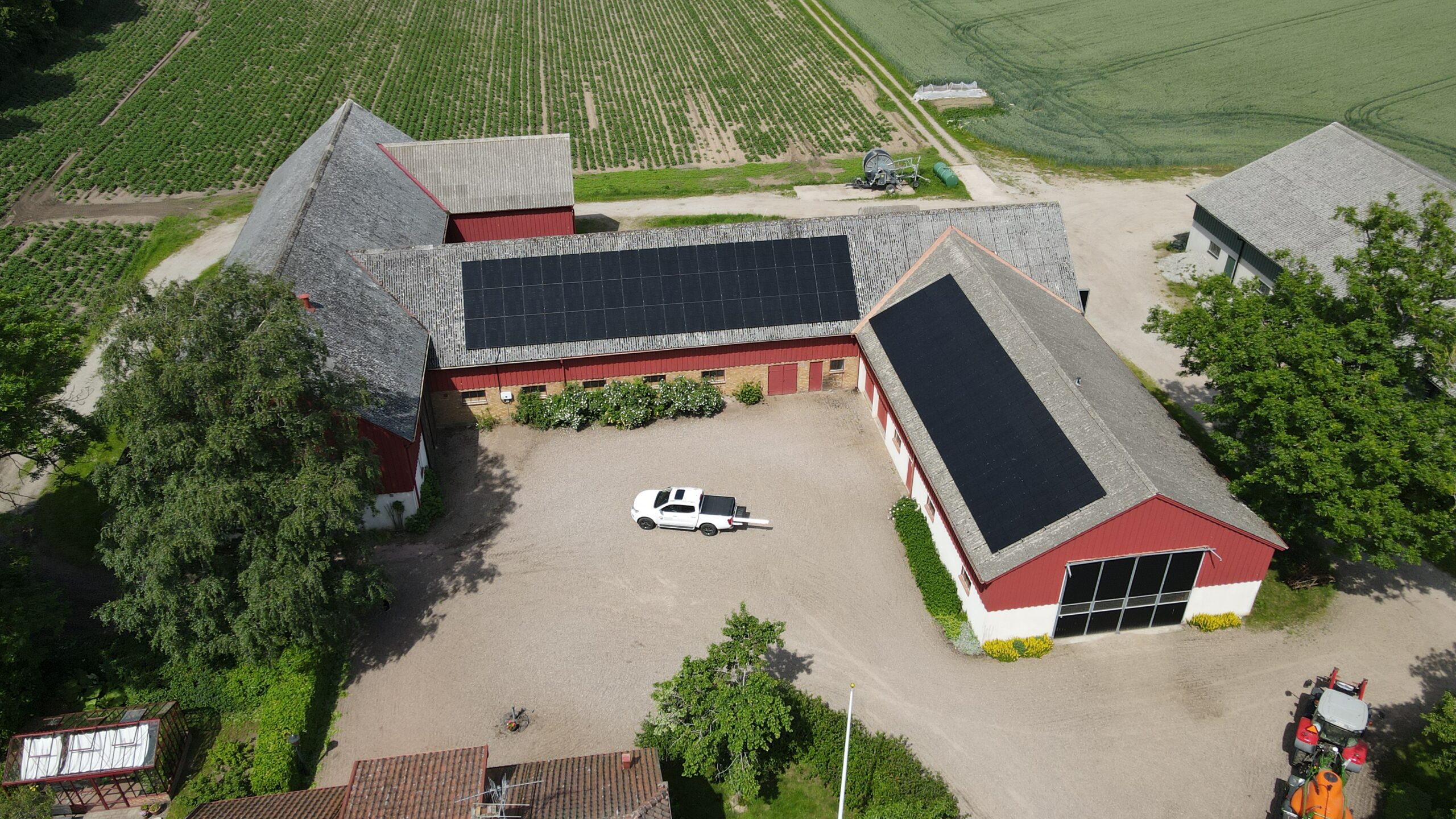 Lantbruk i Skåne med solceller på eternittak