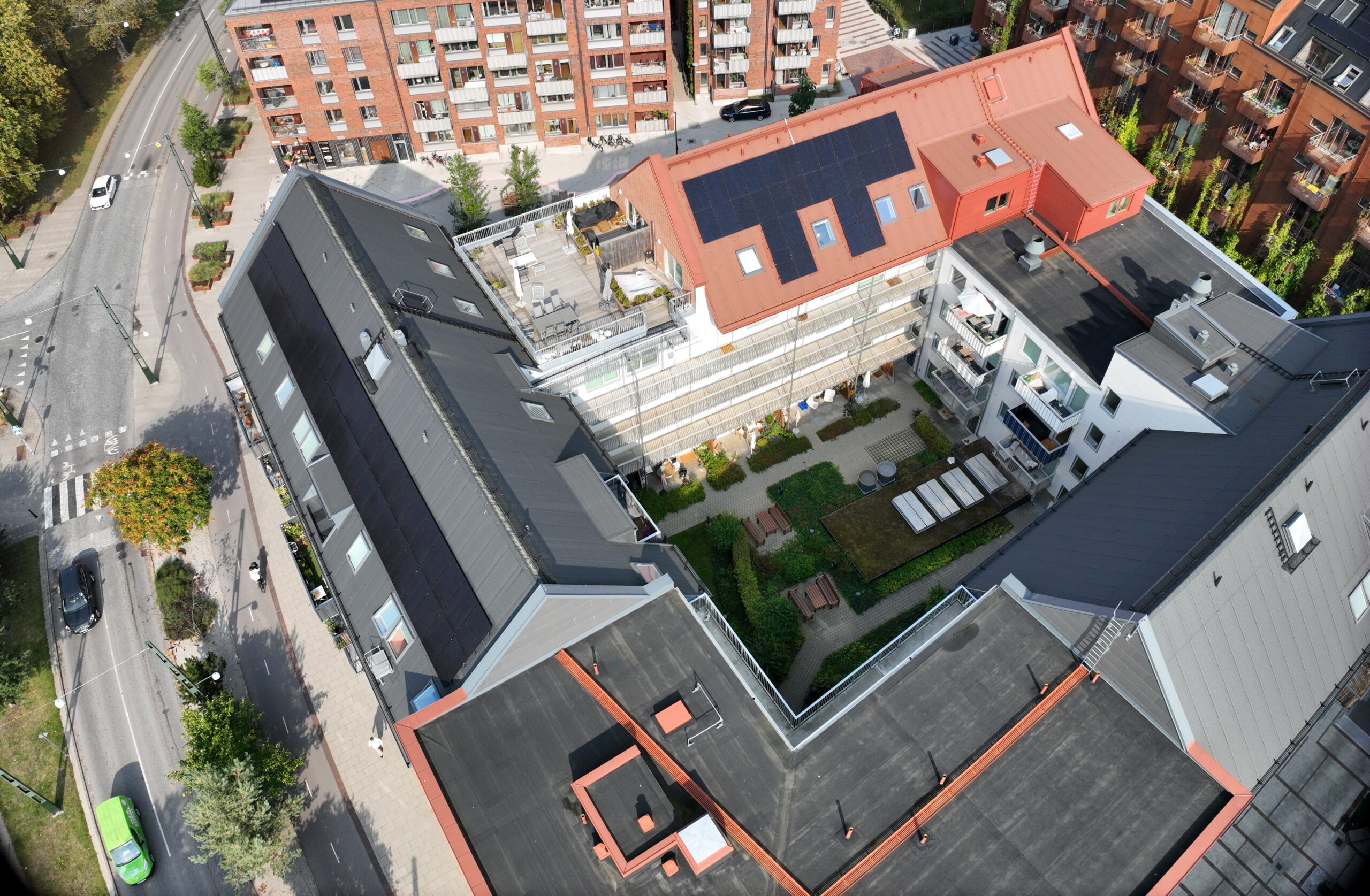 Överblick BRF Konduktörens innergård med solceller